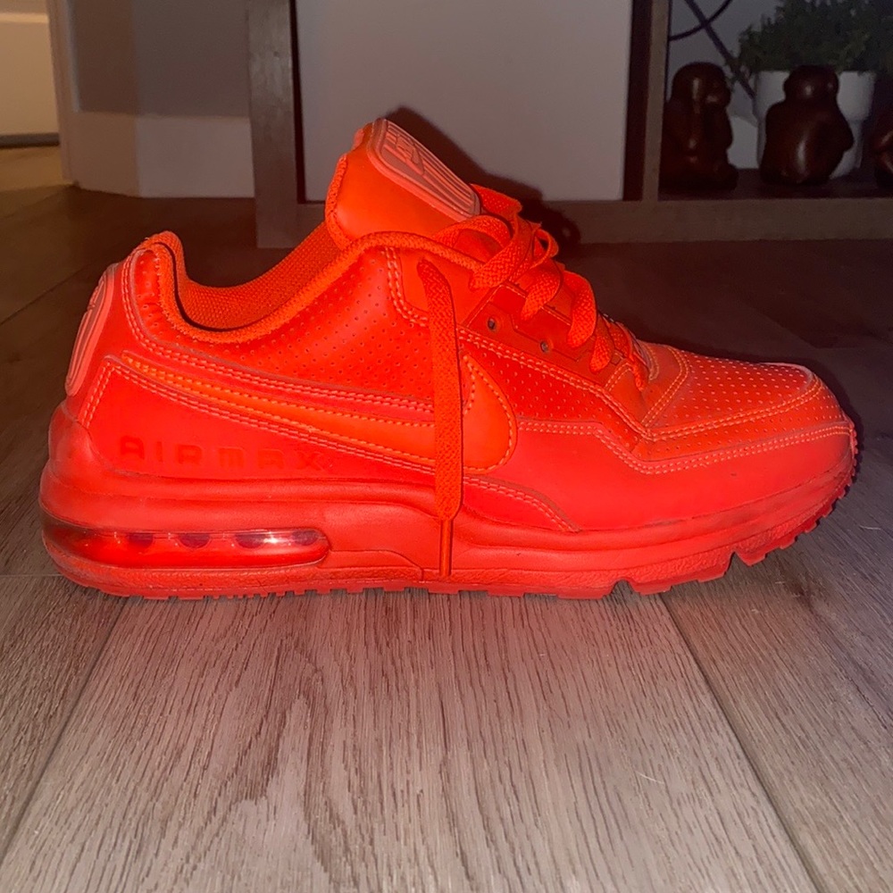 Nike AIR MAX. Size 9. Worn a few times. Like new